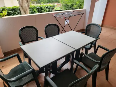 Plano de ¡Bajo con terraza y patio con vistas a la piscina comunitaria!