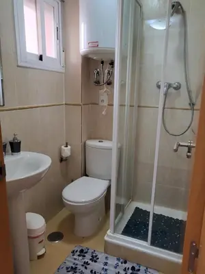 Un baño de ¡Bajo con terraza y patio con vistas a la piscina comunitaria!