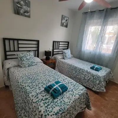 ¡Bajo con terraza y patio con vistas a la piscina comunitaria!
