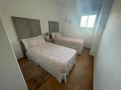 Cama o camas de una habitación en Luminoso y tranquilo apartamento con jardin en campo de Golf Valle del Este