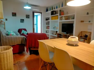 Una televisión o centro de entretenimiento en Apartamento con encanto, terraza y parking cubierto