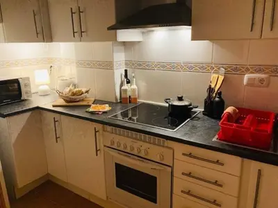 Una cocina o zona de cocina en 2 Bedroom Apartment with Sea Views