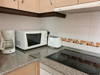 Una cocina o zona de cocina en Apartamento con Aire Acondicionado, Wifi y Parking - by Aloha Palma