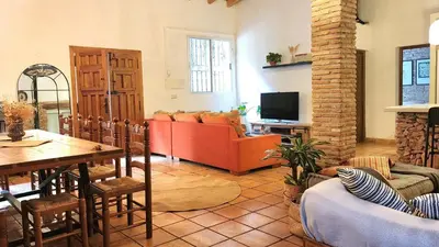 Una televisión o centro de entretenimiento en Bakit House - Casa rural con piscina