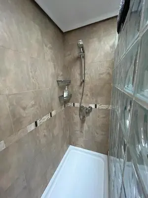 Un baño de BRISA DE PONIENTE con cochera y aire acondicionado