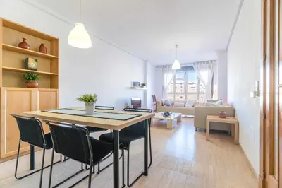 Plano de Piso 3 habitaciones, plaza de garaje privada y gratuita.
