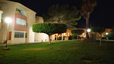 Jardín al aire libre en Coqueto apartamento con terraza en la playa