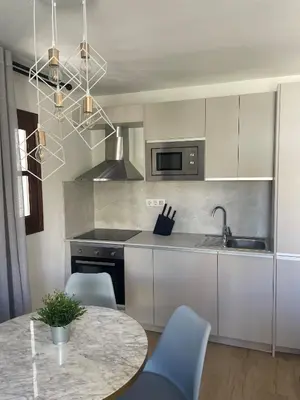 Una cocina o zona de cocina en Lovely 1- bedroom rental with pool, close to the beach
