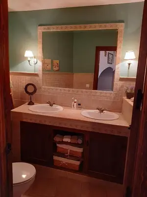 Un baño de Casa Cueva Soledad