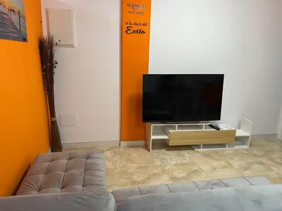 Una televisión o centro de entretenimiento en Fabuloso apartamento,1a línea de playa a estrenar.
