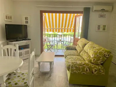 Una televisión o centro de entretenimiento en Jardines Tropicales vera playa
