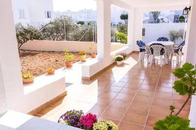 Un balcón o terraza de Villa El Arenal a 3 min de la Playa
