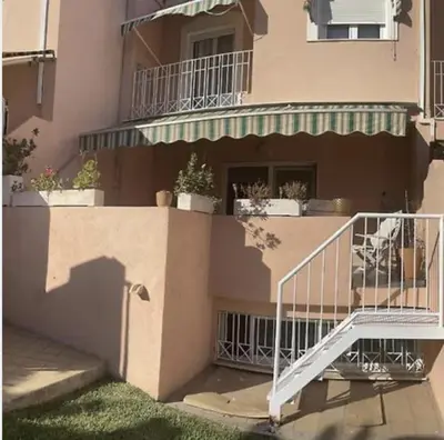 Un balcón o terraza de Casa adosada con piscina a 5 minutos de la playa .