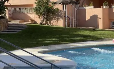 Piscina en o cerca de Casa adosada con piscina a 5 minutos de la playa .
