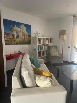 Zona de estar de Casa adosada con piscina a 5 minutos de la playa .