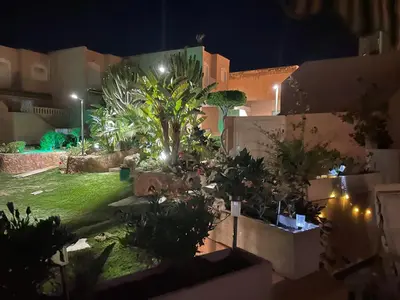 Jardín al aire libre en Casa adosada con piscina a 5 minutos de la playa .