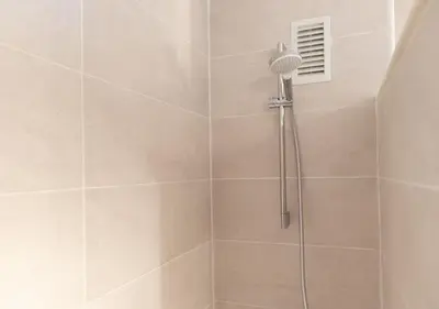 Un baño de Zeezicht appartement aan het strand, 2 slaapkamers, airco
