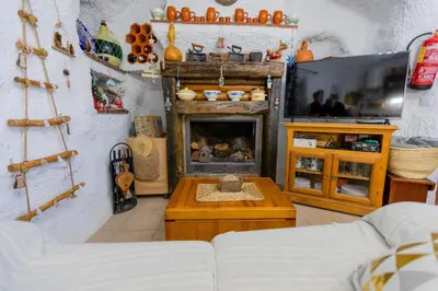 Una televisión o centro de entretenimiento en Casa cueva con encanto