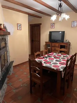 Una televisión o centro de entretenimiento en Albergue Rural Gorillo