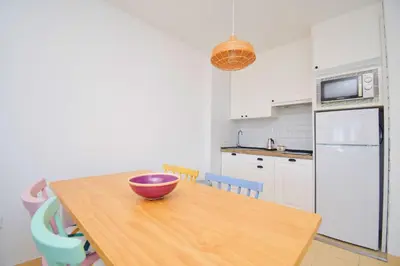 Una cocina o zona de cocina en EXPOHOLIDAYS - VISTAS AL PUERTO DEPORTIVO GALERA