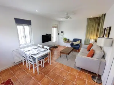 Una televisión o centro de entretenimiento en Immaculate Casa 2 bed 2 bath with pool Casa Oriana Oria Almeria