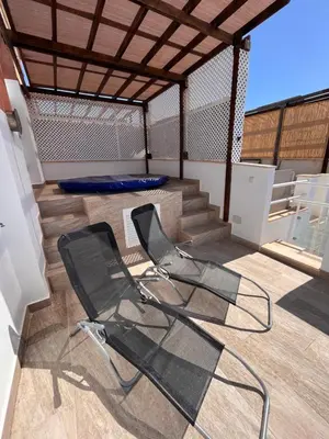 Zona de estar de Atico Helena con solarium y jacuzzi privado en Laguna Beach