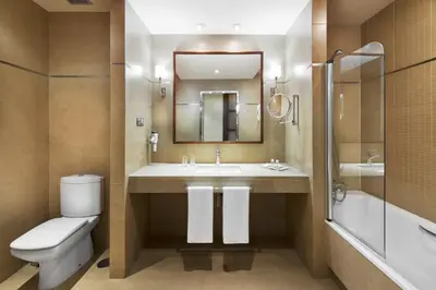 Un baño de Elba Almeria Business & Convention Hotel