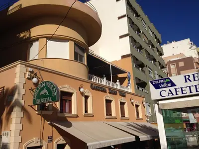 Certificado, premio, señal o documento que está expuesto en Hostal Delfin Verde