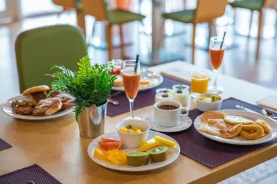 Comida en o cerca de este hotel