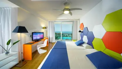 Una televisión o centro de entretenimiento en Evenia Zoraida Resort