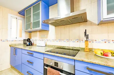 Una cocina o zona de cocina en Avenida Principal con Aire Acondicionado, Wifi y Parking - by Aloha Palma
