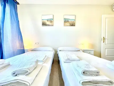 Cama o camas de una habitación en Cozy Stay Near Roquetas