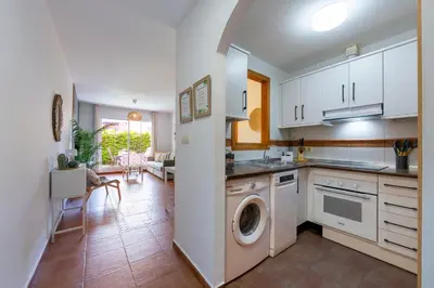 Una cocina o zona de cocina en Bajo con jardín chill out #Playa 8min #Parking #Cuna