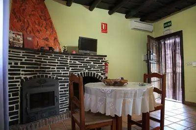 Una televisión o centro de entretenimiento en Turismo Rural & SPA El Cercado