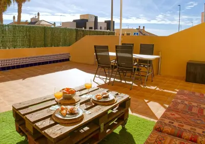Zona de estar de Amplia Terraza con Piscina, Garaje y Aire Acondicionado - by Aloha Palma