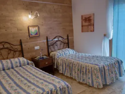 Cama o camas de una habitación en CORTIJO Rural MOLINO EL TARAHAL con piscina y zonas compartidas