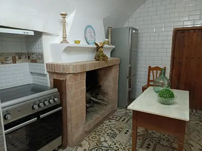 Una cocina o zona de cocina en CORTIJO Rural MOLINO EL TARAHAL con piscina y zonas compartidas