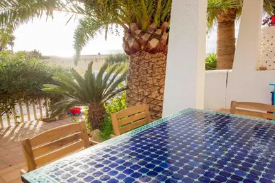 Un balcón o terraza de Three bedroom house by the sea