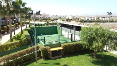 Instalaciones para jugar a tenis o squash en Homes of Spain, Al Andalus Residencial apartamento IN, primera planta, WIFI o alrededores