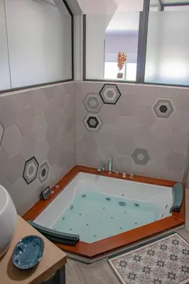 Un baño de Casa Cueva Mojácar 