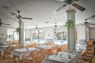 Un restaurante o sitio para comer en Playacapricho