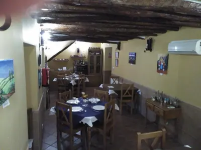 Un restaurante o sitio para comer en Hotel Rural Real de Laroles Nevada bike and treeking