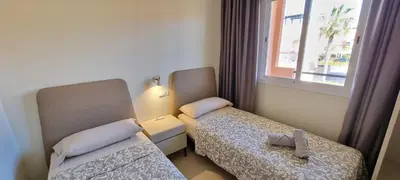 Cama o camas de una habitación en Homes of Spain, Apartamentos Paraíso, Ed Tahiti, Atico A a pie de Playa, piscina privada en solárium, WI-FI