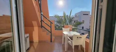 Un balcón o terraza de Homes of Spain, Apartamentos Paraíso, Ed Tahiti, Atico A a pie de Playa, piscina privada en solárium, WI-FI