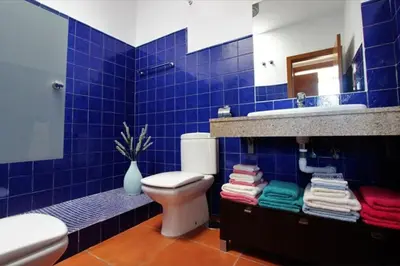 Un baño de Fantástica casa con piscina privada