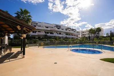 Piscina en o cerca de Primavera