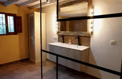 Un baño de Drie appartementen in één cortijo
