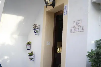 Certificado, premio, señal o documento que está expuesto en Casa Gustavo Vera Coast