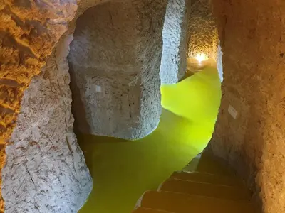 Plano de Creatively designed CaveHouse with jacuzzi