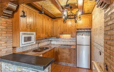 Una cocina o zona de cocina en Pet Friendly Home In Mecina Bombarón